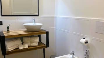 Dusche, Haartrockner, Bidet, Handtücher