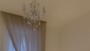 1 غرفة نوم وخزنة داخل الغرفة ومكواة/لوح كي وسرير سفر