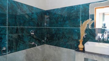 Habitació doble Deluxe, vistes a la muntanya | Bany | Articles de tocador gratuïts, tovalloles, sabó i xampú