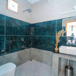 Kahden hengen deluxe-huone, vuoristonäköala | Kylpyhuone | Ilmaiset hygieniatuotteet, pyyhkeet, saippua, sampoo