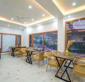 Dining - OnlyStay River Pine Kasol (Sosan)
