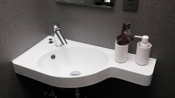 Sèche-cheveux, serviettes fournies