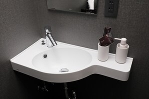 Een haardroger, handdoeken