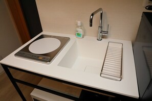 Een koelkast, een microgolfoven, een kookplaat