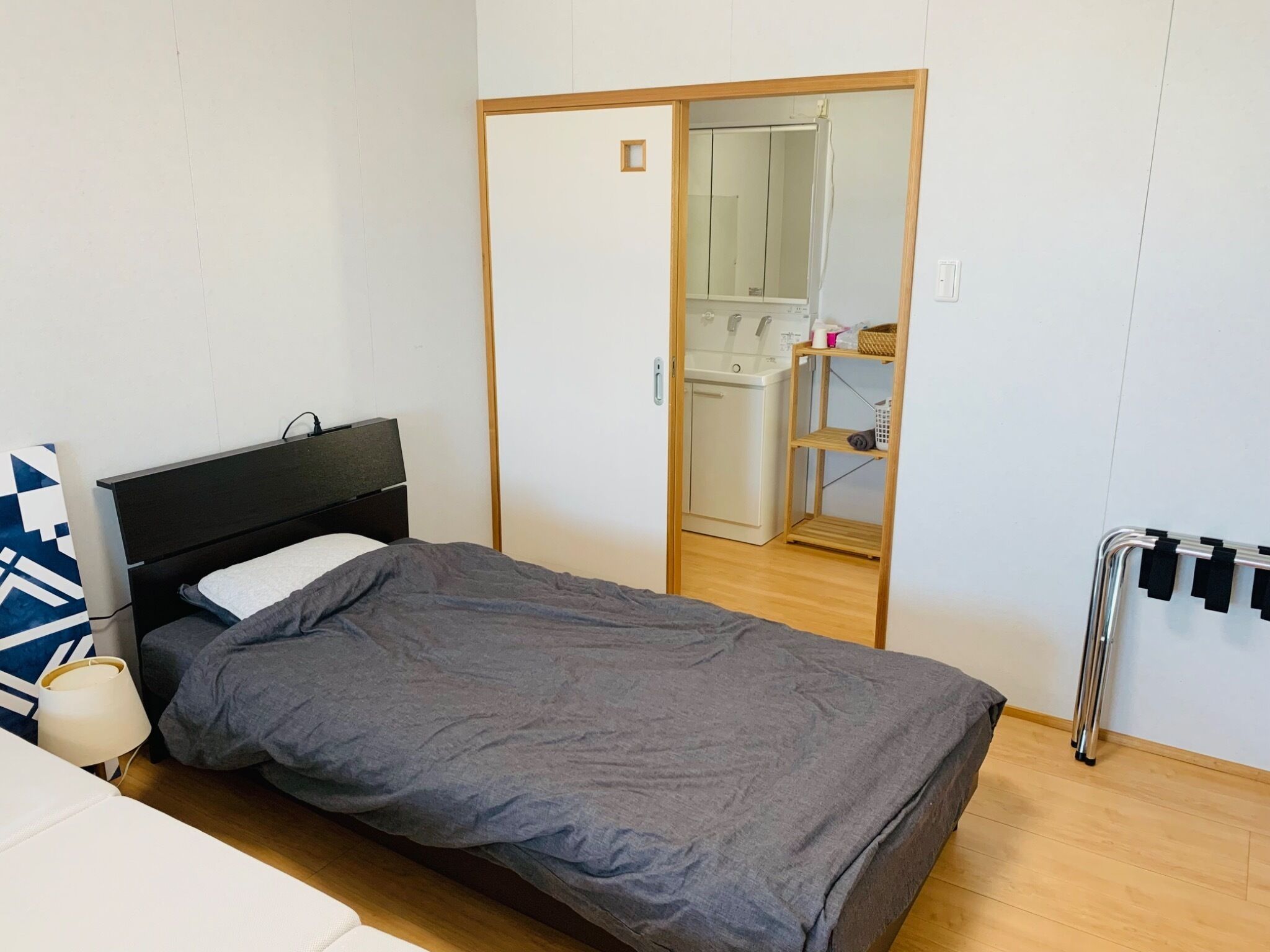 办公桌、免费 WiFi、床单