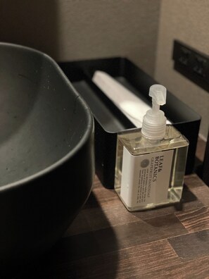 Secador de cabelo, toalhas de banho