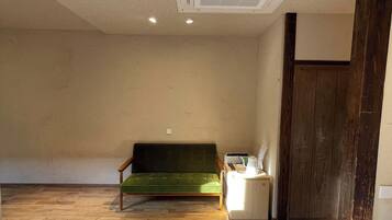 Escriptori, wifi gratuïta i roba de llit