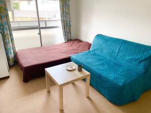 1 dormitorio, tabla de planchar con plancha, wifi gratis y ropa de cama