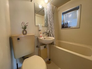 Sèche-cheveux, serviettes fournies