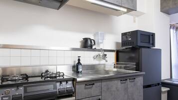 Fridge, microwave, stovetop, cookware/dishes/utensils