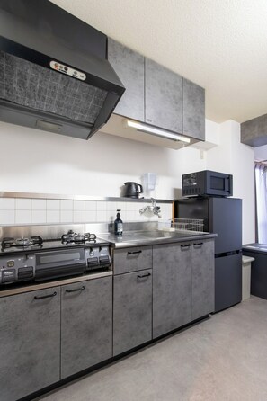 Fridge, microwave, stovetop, cookware/dishes/utensils - SAKA HOTEL 201 / Fukuoka City Fukuoka (Fukuoka City)
