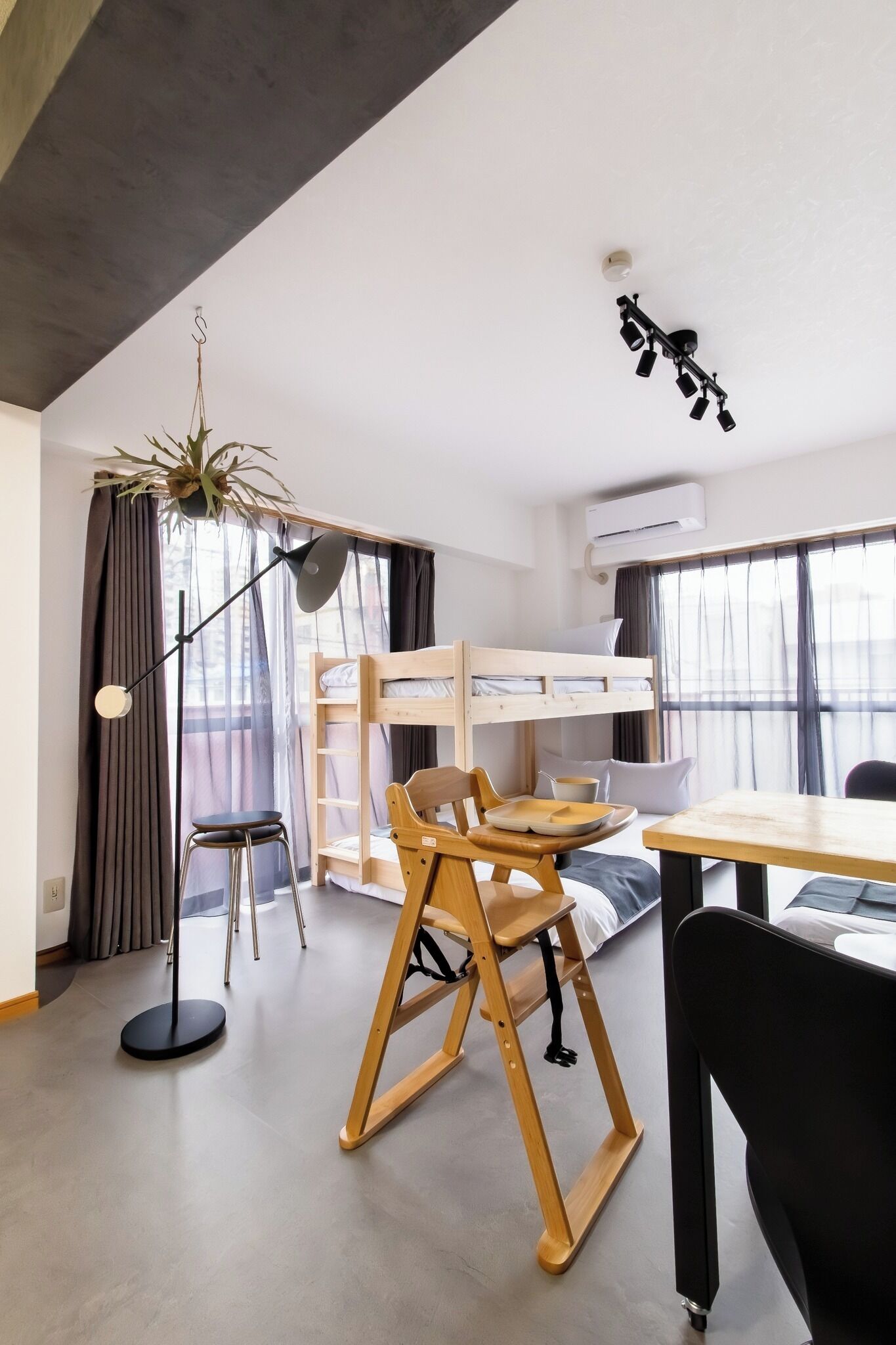 Escritorio, wifi gratis y ropa de cama 