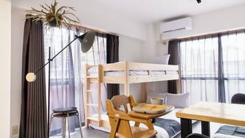 書桌、免費 Wi-Fi、床單