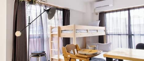 Escritorio, wifi gratis y ropa de cama