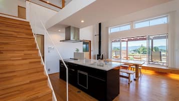 Refrigerador, microondas, parrilla de estufa y utensilios de cocina