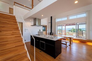 Kühlschrank, Mikrowelle, Herdplatte, Kochgeschirr/Geschirr/Besteck