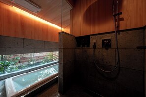 Hårføner og håndklær