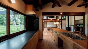 Kühlschrank, Mikrowelle, Herdplatte, Kochgeschirr/Geschirr/Besteck