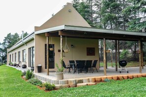 Outdoor dining - Off-grid mountain cottage with mountain views on a peaceful smallholding (Underberg)