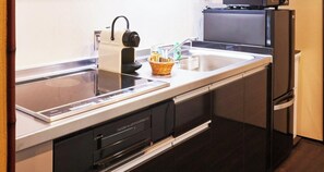 Eine moderne Küche mit Einbauherd, Geschirrspüler und Kühlschrank.