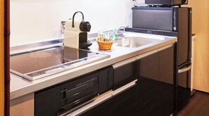 Kühlschrank, Mikrowelle, Herdplatte, Kochgeschirr/Geschirr/Besteck