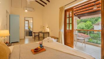 Coffres-forts dans les chambres, fer et planche Ă repasser