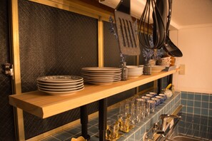 Réfrigérateur, four à micro-ondes, surface de cuisson