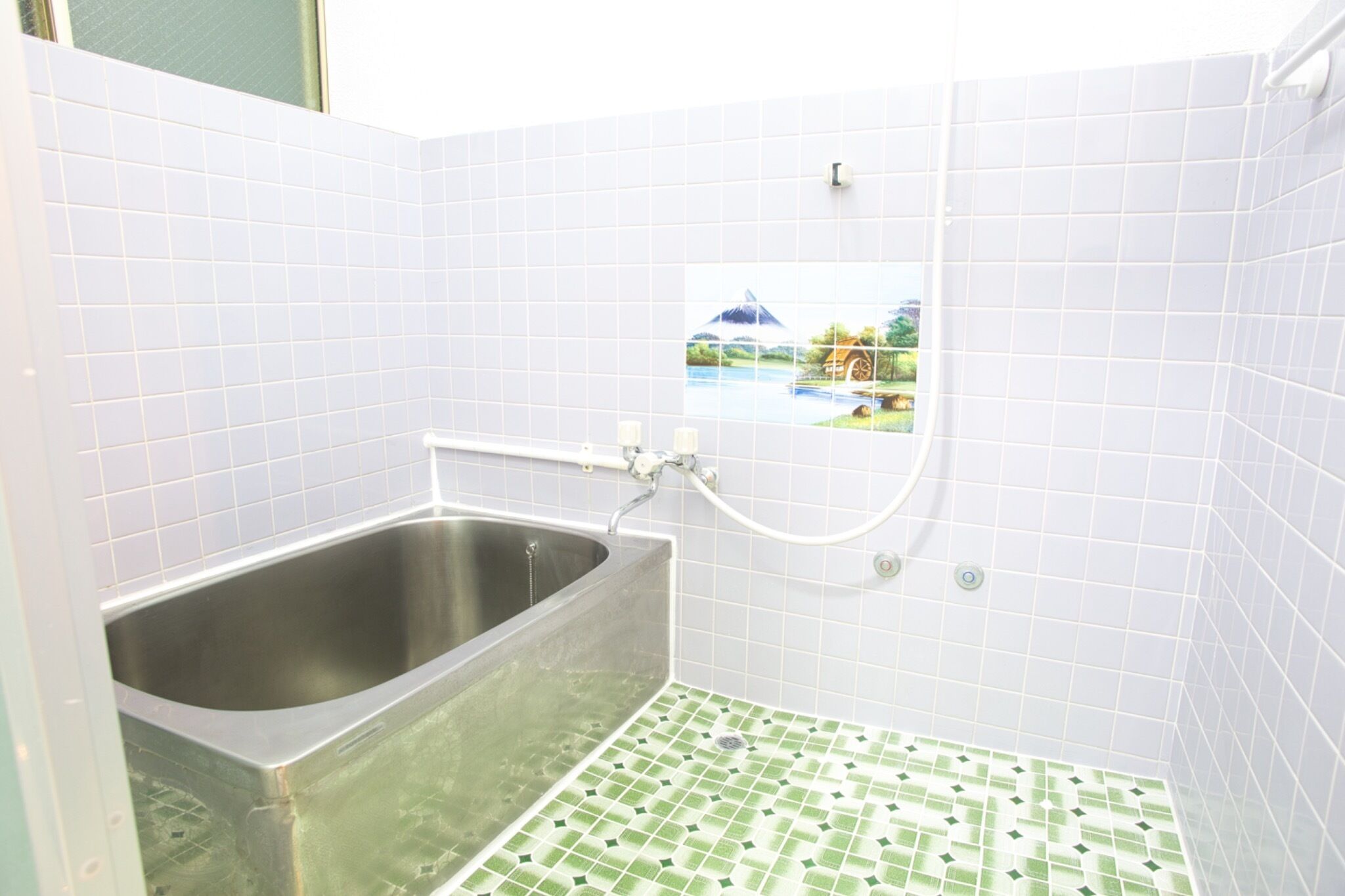 Een haardroger, handdoeken