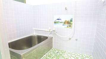 Een haardroger, handdoeken