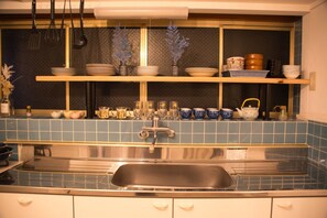 Frigorifero, microonde, piano cottura, pentole/stoviglie/utensili