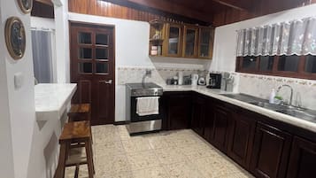 House, 3 Bedrooms, Smoking, Balcony | Private kitchen