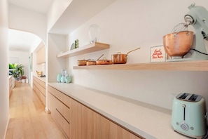 Eine moderne Küche mit Holdekor-Schränken, einer Arbeitsplatte und einem Toaster.