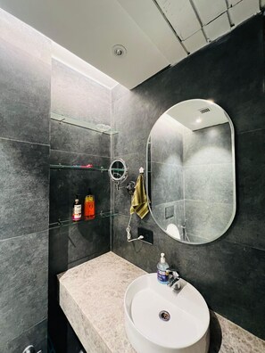 Luxury Double Room, City View | Bathroom | Free toiletries, towels, soap, shampoo - OnlyStay Villa Vista Blue Shapirre (Greater Noida)