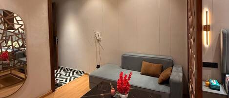 Luxury Double Room, City View | Living area