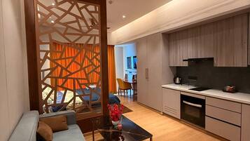 Luxury Double Room, City View | Living area