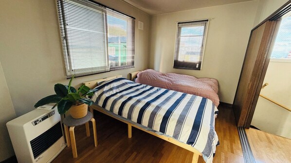 4 quartos, escrivaninha, ferros/tábuas de passar roupa