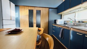 Kylskåp, mikrovågsugn, spishäll och grytor/köksredskap