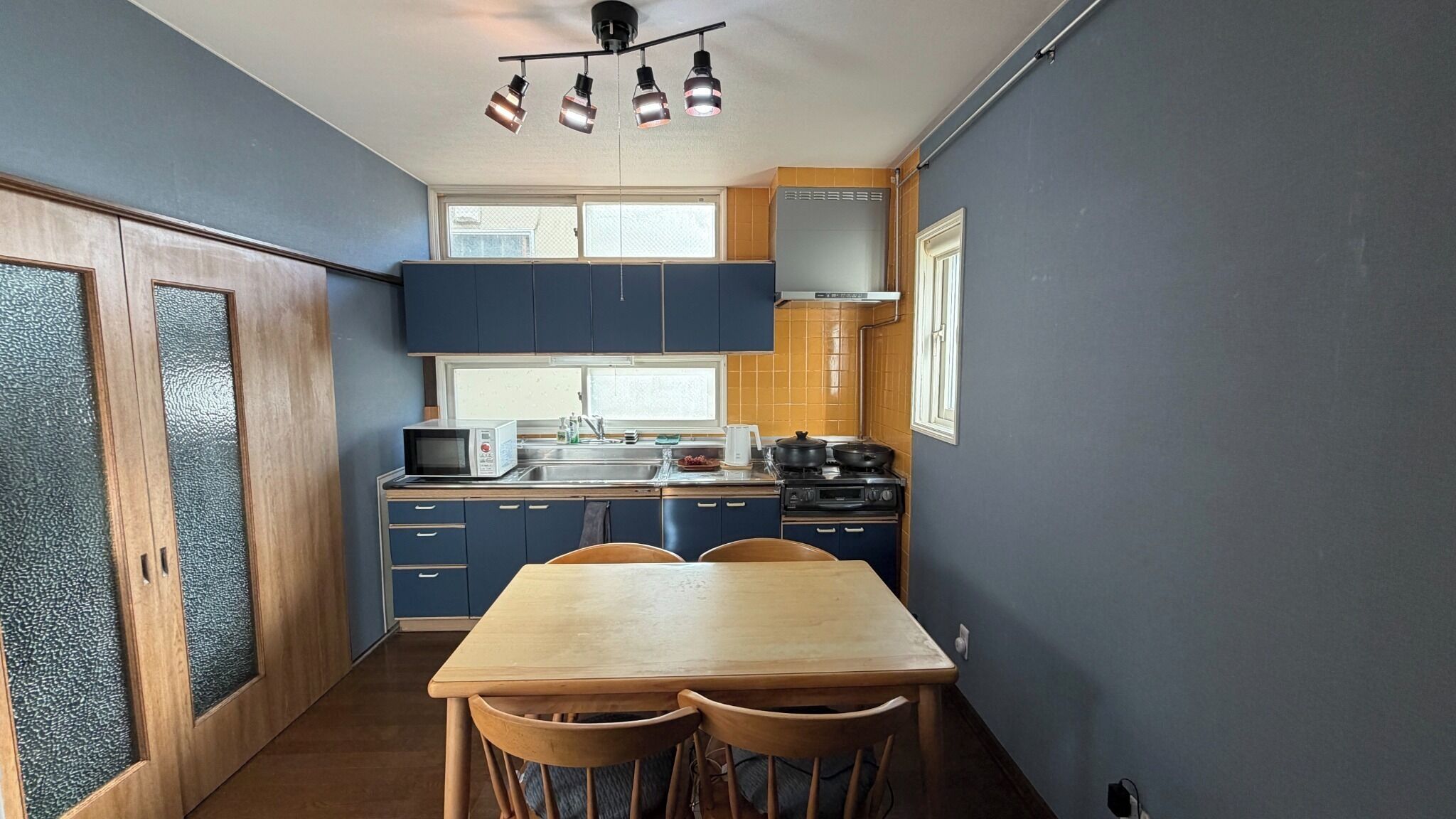 冷蔵庫、電子レンジ、コンロ、調理器具と食器