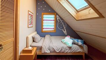 4 bedrooms, desk, free WiFi, bed sheets
