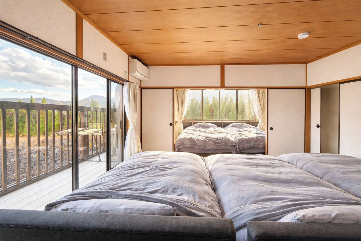 Escritorio, wifi gratis y ropa de cama 