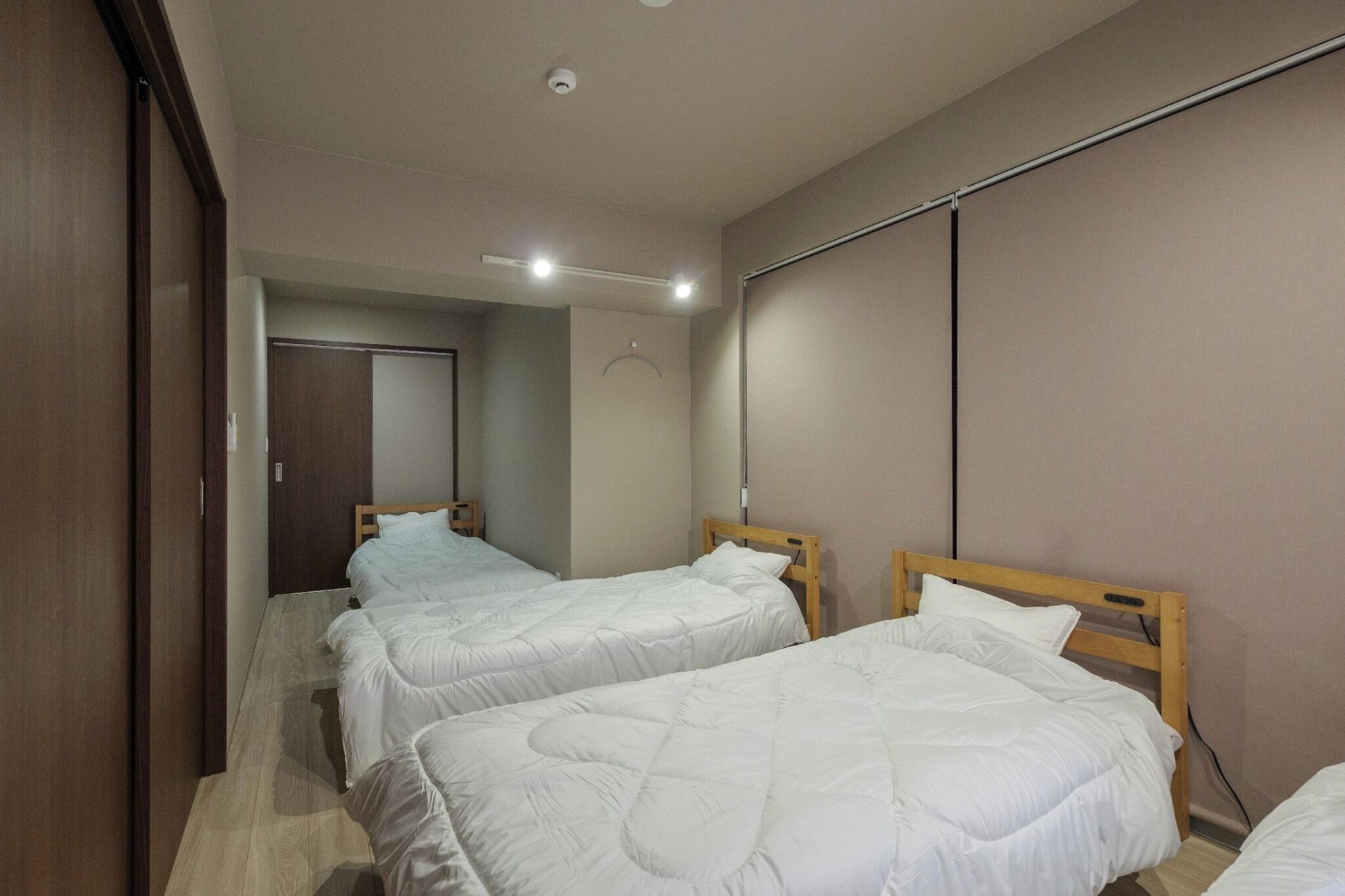 办公桌、免费 WiFi、床单