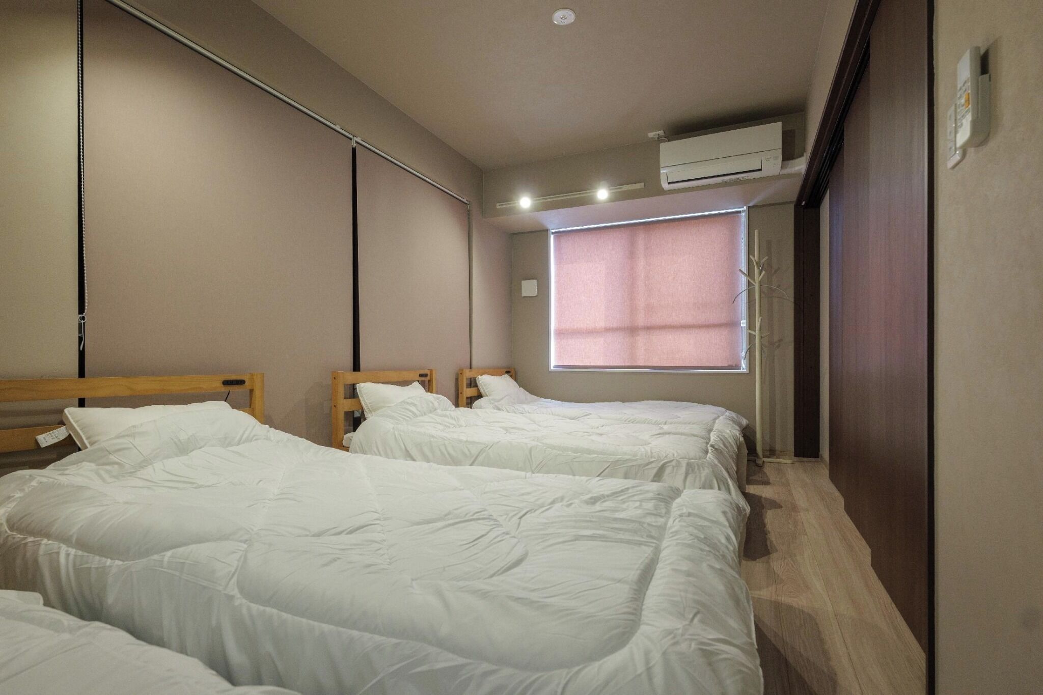 書桌、免費 Wi-Fi、床單