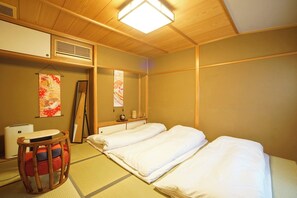 Desk, free WiFi, bed sheets - 3BR Ensuite Rooms | Riverside View | Near Gion / Kyoto City Kyōto (Kyoto City)