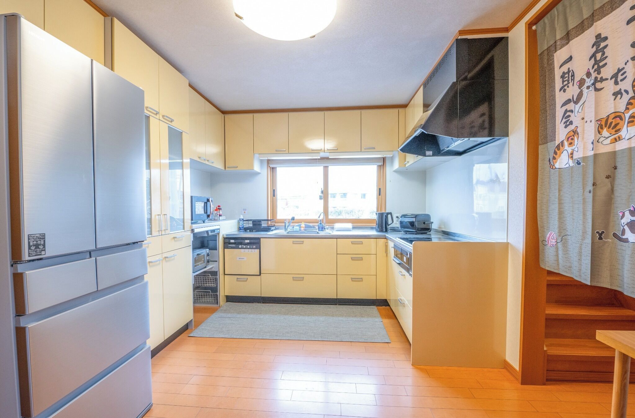 Fridge, microwave, stovetop, cookware/dishes/utensils