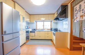 Kühlschrank, Mikrowelle, Herdplatte, Kochgeschirr/Geschirr/Besteck