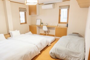 4 quartos, escrivaninha, ferros/tábuas de passar roupa