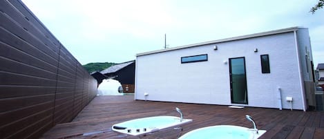 Tina de hidromasaje al aire libre