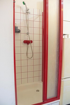 Lägenhet Basic | Badrum | Dusch, gratis toalettartiklar, hårtork och handdukar