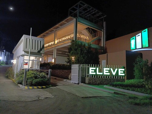 Cozy 2-bedroom apartment in fabulous Tagaytay City with AC