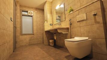 Ducha, artículos de tocador gratuitos, toallas, jabón